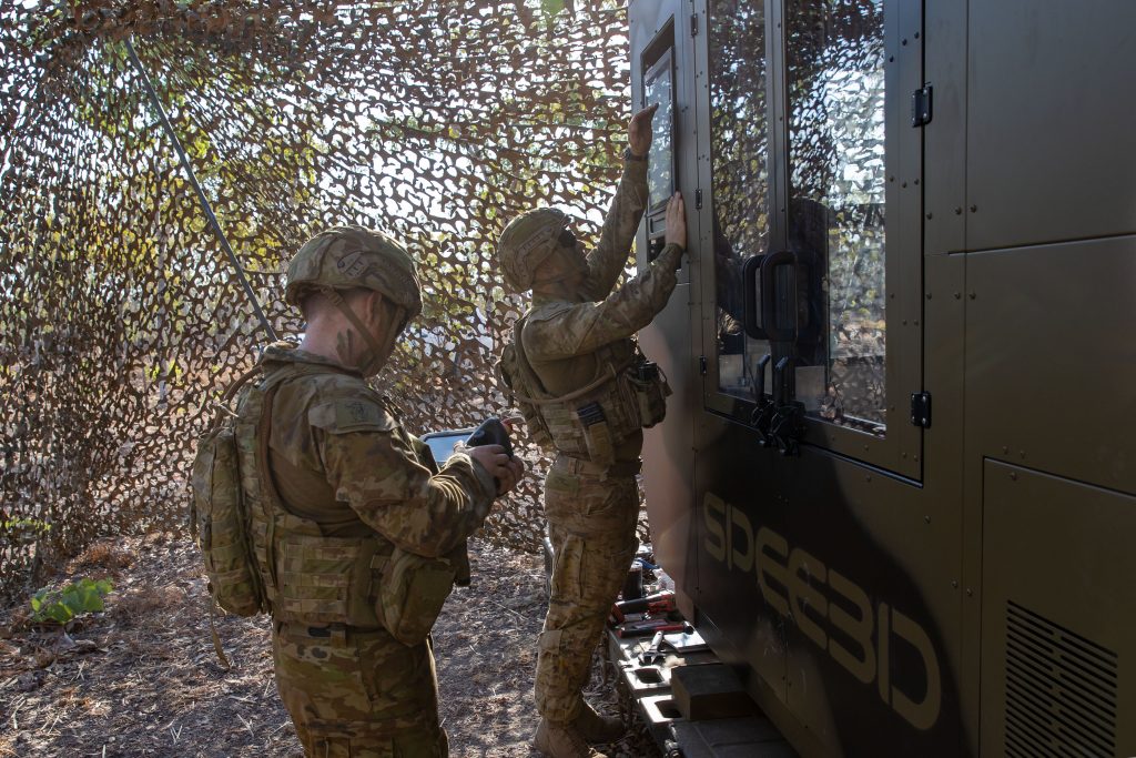 澳大利亚陆军兰斯下士肖恩·巴顿（Sean Barton）（右）和来自第一战斗服务支持营的工匠Naythan Ryan，为warpspee3d打印机做准备。通过澳大利亚军队的照片。