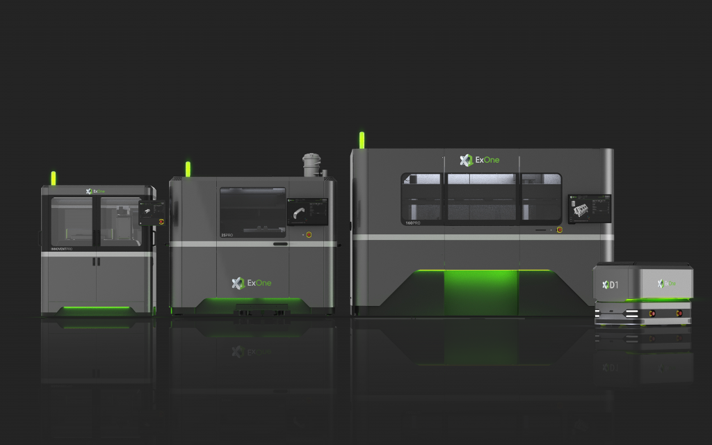 InnoventPro（左）是一款先进的入门级金属3d打印机，它完善了ExOne的全系列生产金属粘合剂喷射系统，其中包括X1 25Pro（中）、X1 160Pro（最右）和X1D1自动导向车，用于工业4.0自动运输。图像通过外显子。