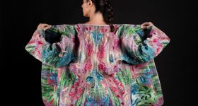 由Ganit Goldstein制作的日本风格和服，使用直接到纺织品的多色3D打印。通过Stratasys公司形象。