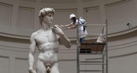 大卫高17英尺，在佛罗伦萨的Dell'Accademia博物馆恢复。通过ANSA的照片。