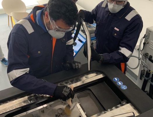 图片展示的是两名工程师正在生产3D打印的面罩，以帮助阿联酋抗击COVID-19。照片来自茵莫德萨技术实验室。