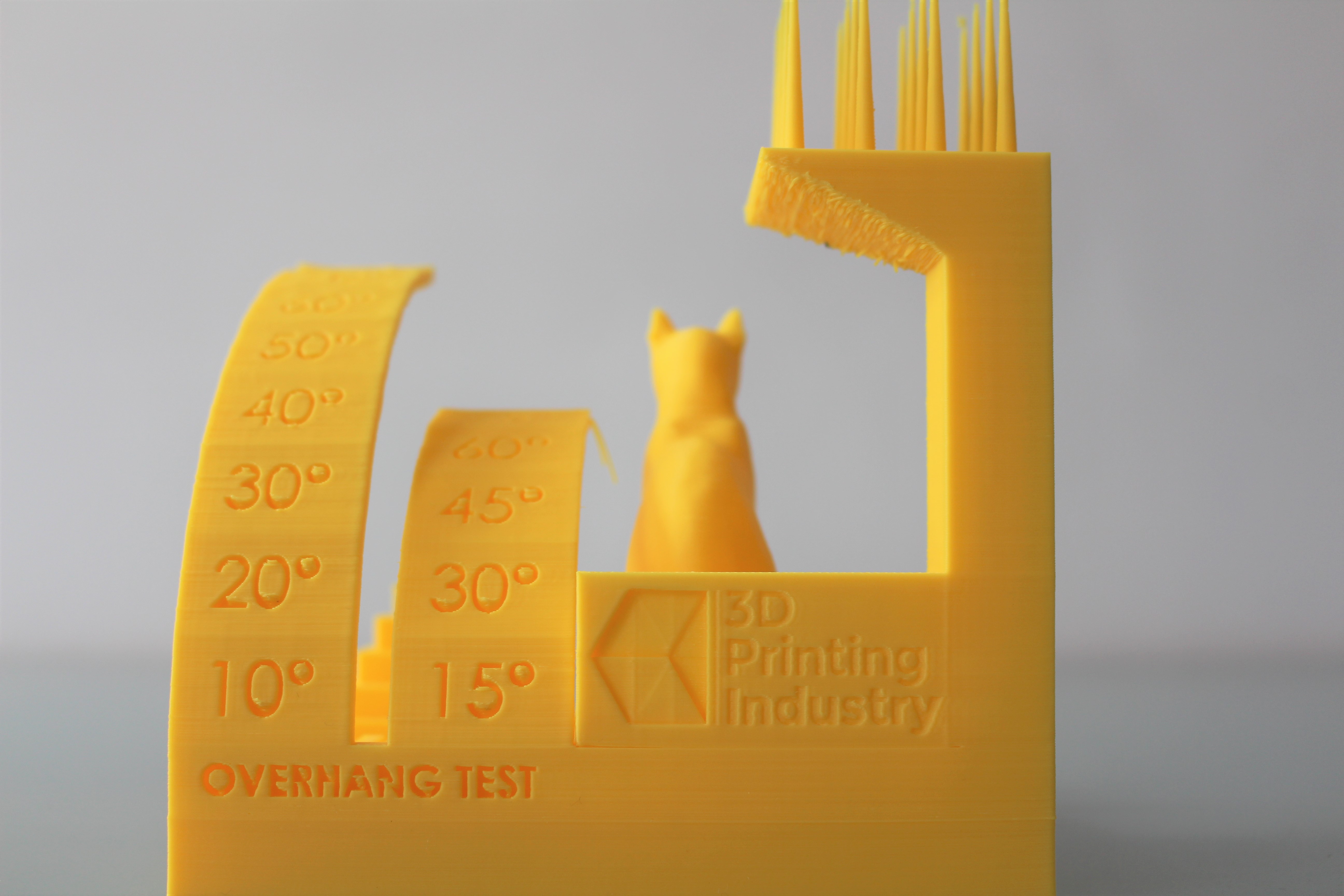 悬垂和收缩测试部分。由3D打印行业拍摄。