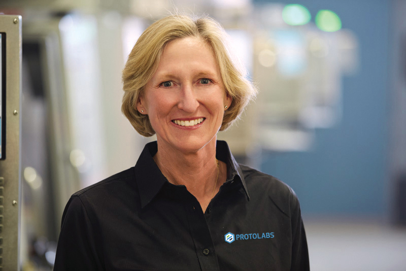 维姬·霍尔特(Vicki Holt)是Protolabs公司的总裁兼首席执行官，在领导该公司7年后即将退休。通过Protolabs形象。