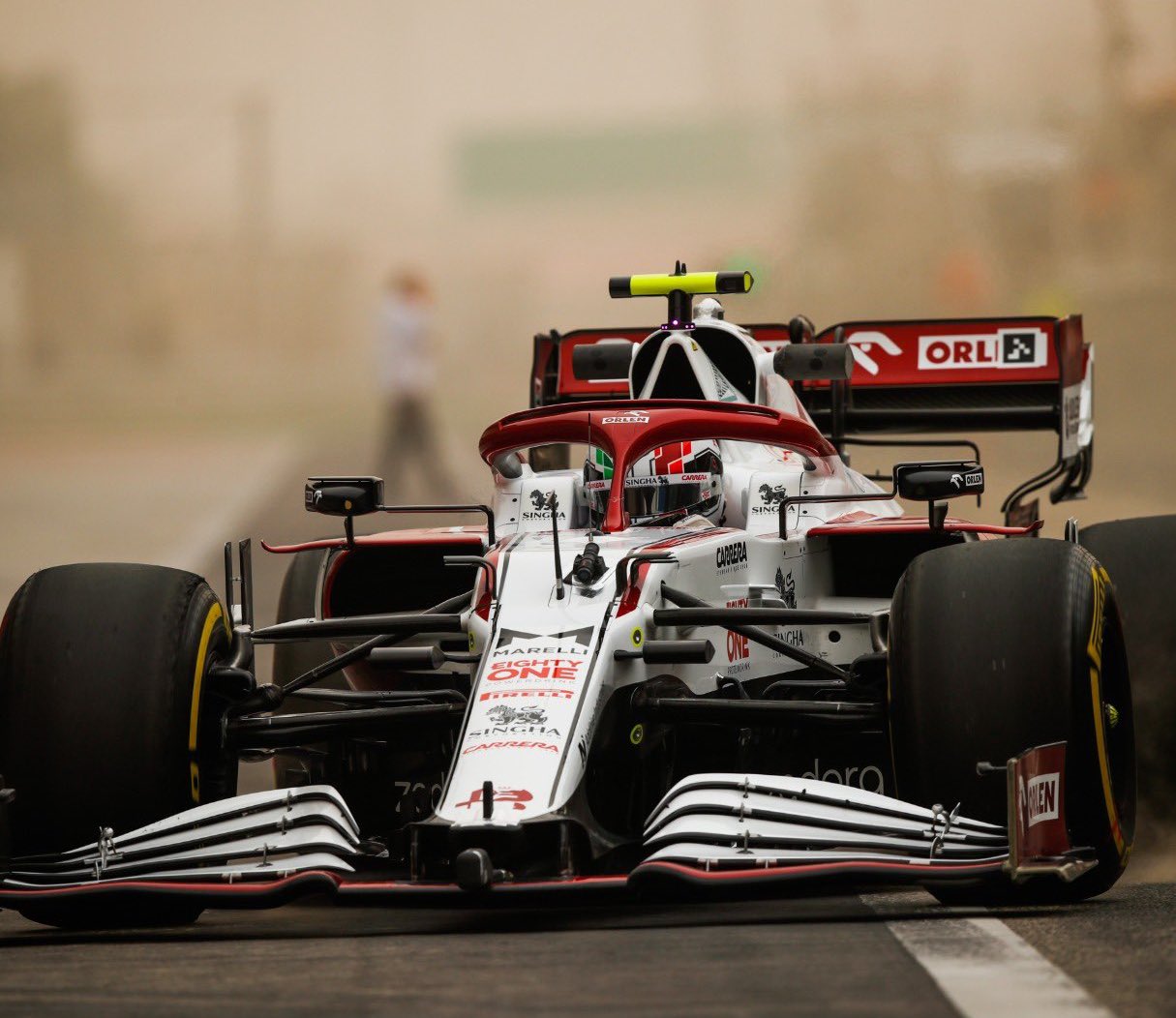 阿尔法罗密欧的2021 F1赛车在季前测试。