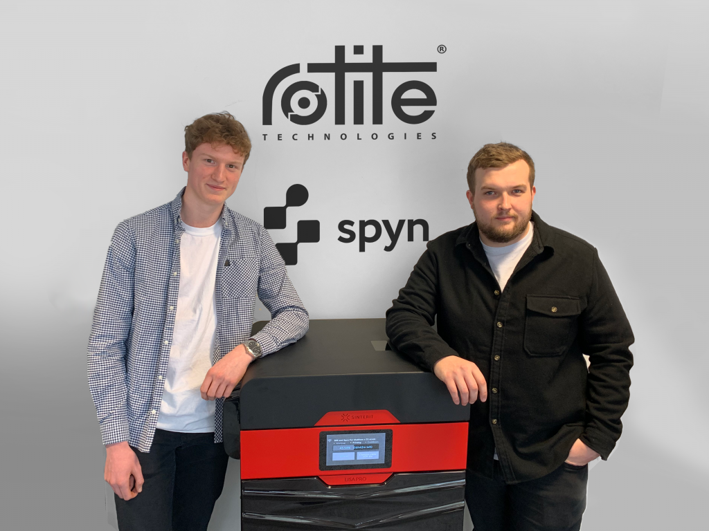 Rotite的产品设计工程师Connor Whyley以及Sinterit Lisa Pro 3D打印机。