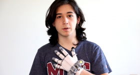 卢卡斯和他的3D印刷了VR手套。照片通过Lucas vrtech。