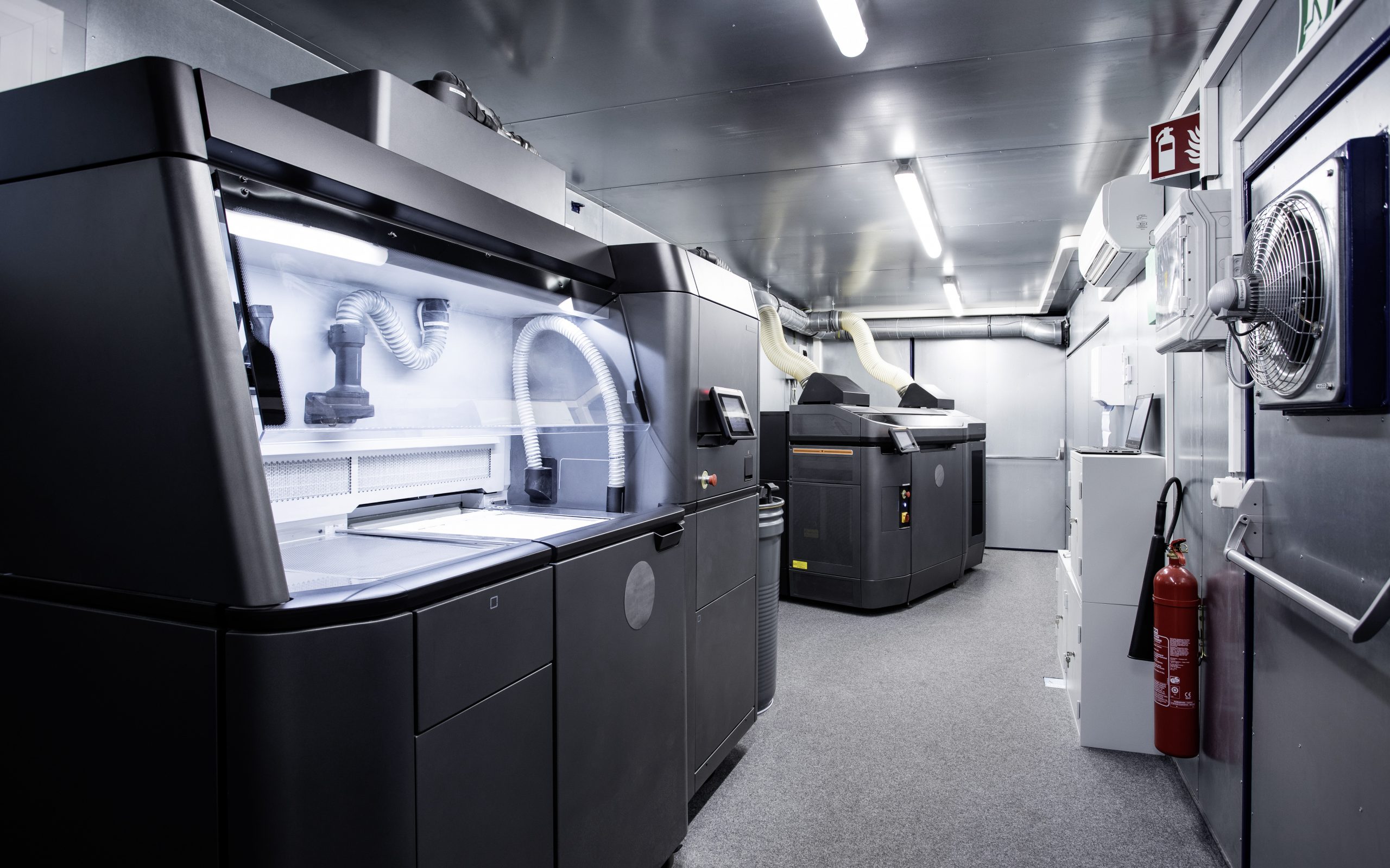 移动打印中心包括所有与使用3D打印机在36平方米面积上生产备件相关的工作站。照片通过戴姆勒拍摄。