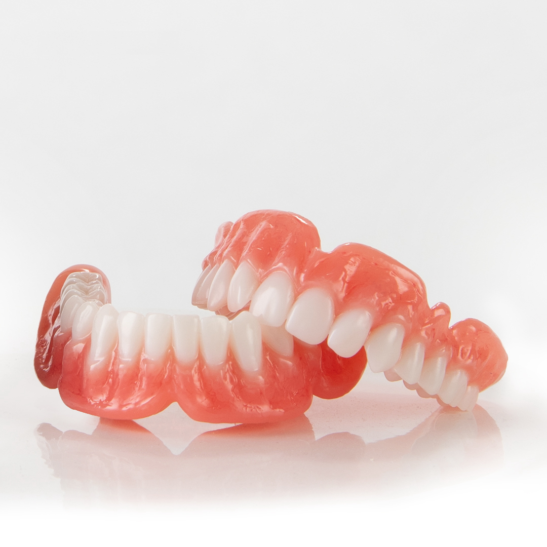 3D打印假牙使用桌面健康专有Flexcera树脂。照片通过桌面金属。