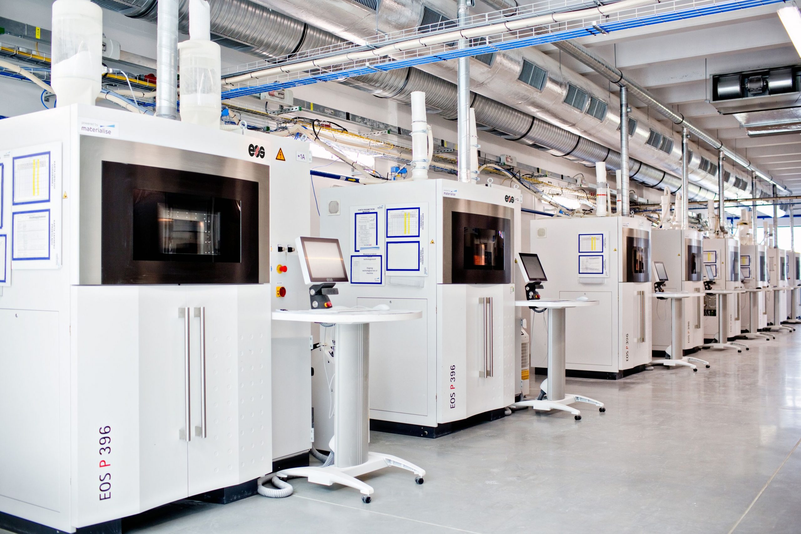 装满EOS聚合物3D打印机的制造设施。通过EOS照片。