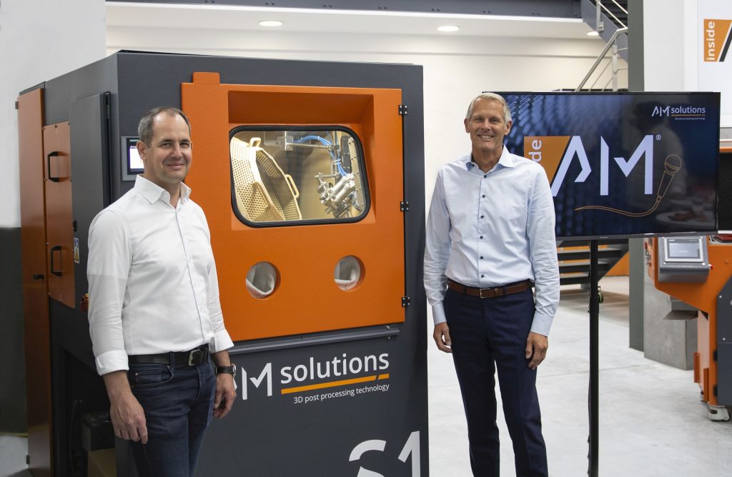 Sauber工程技术与创新总监Christoph Hansen与RöslerOberflächentechnikGmbH的总裁兼首席执行官StephanRösler一起。通过RöslerGroup的照片。