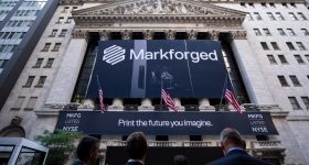 交易员们抬头看着纽约证券交易所外的Markforged标志。