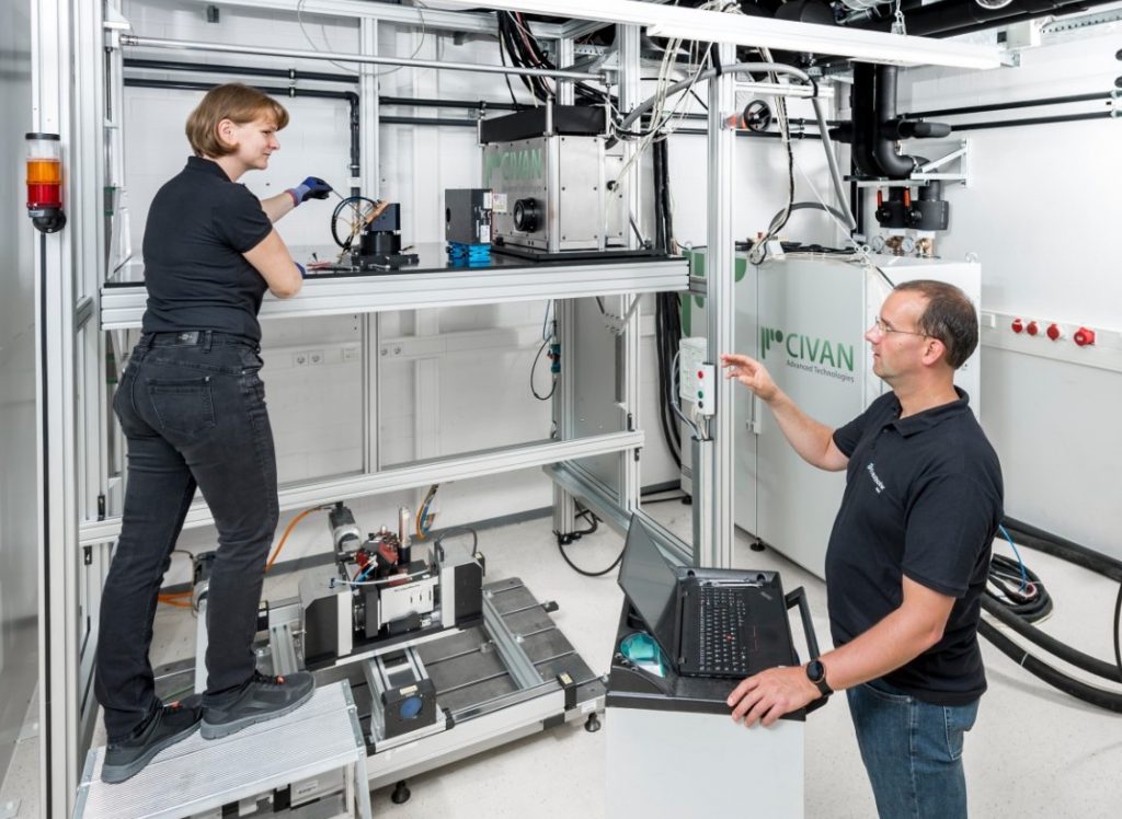 两名在Fraunhofer IWS安装Civan 3D打印机的工程师。