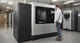 一名工程师使用Stratasys公司的F900 3D打印机。