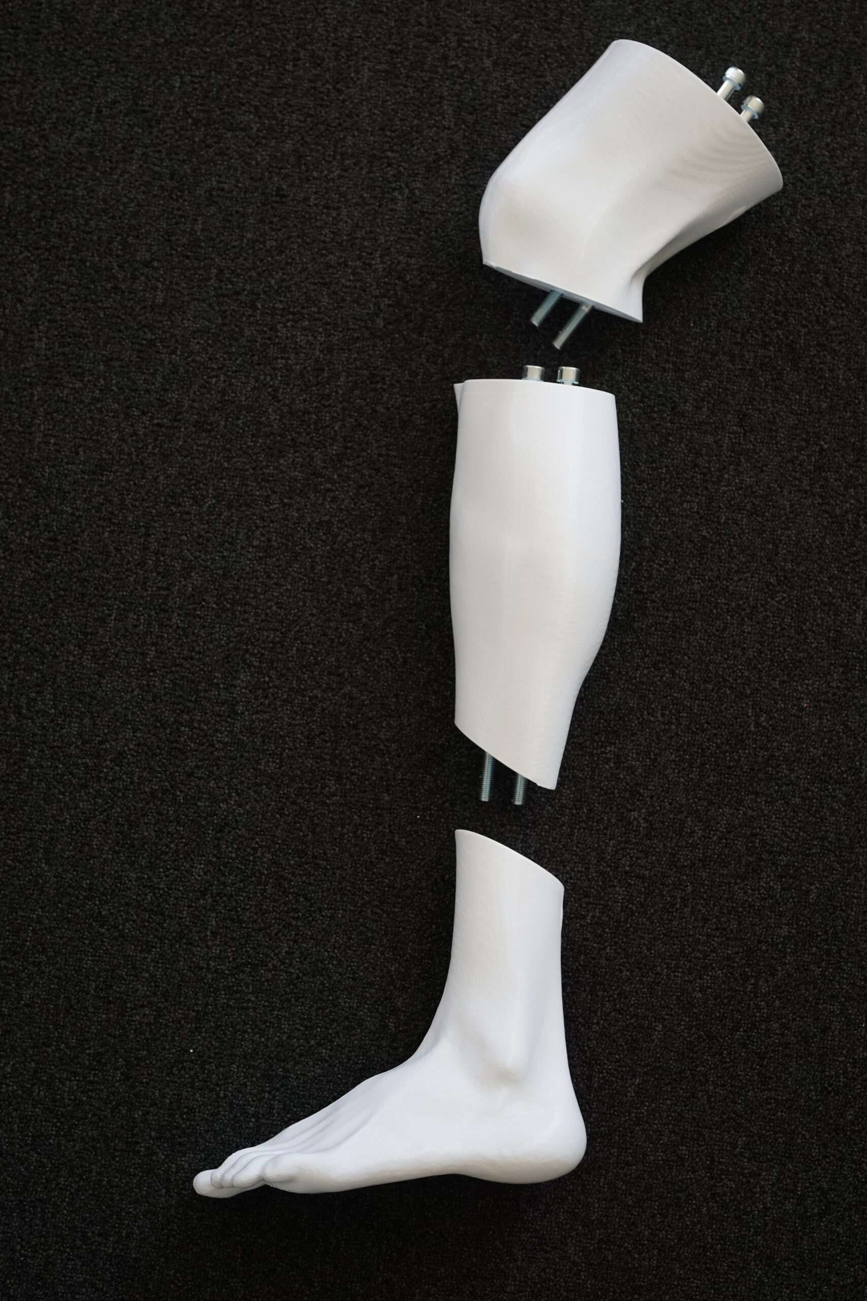 3D打印部件可以连接在一起并安装，以创建定制的全腿模型。通过Tractus3D照片。