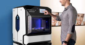 使用Stratasys的Dentajet J5 3D打印机的工程师。通过Stratasys的照片。