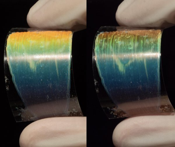 根据入射角，液晶墨水似乎是不同的颜色。通过Eindhoven技术大学的照片。