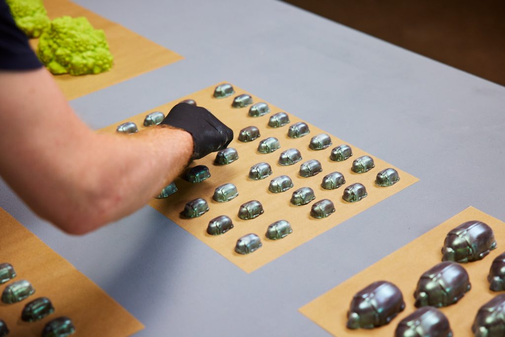 使用食品安全倍增器模具铸造这些巧克力甲虫。照片通过mayku。