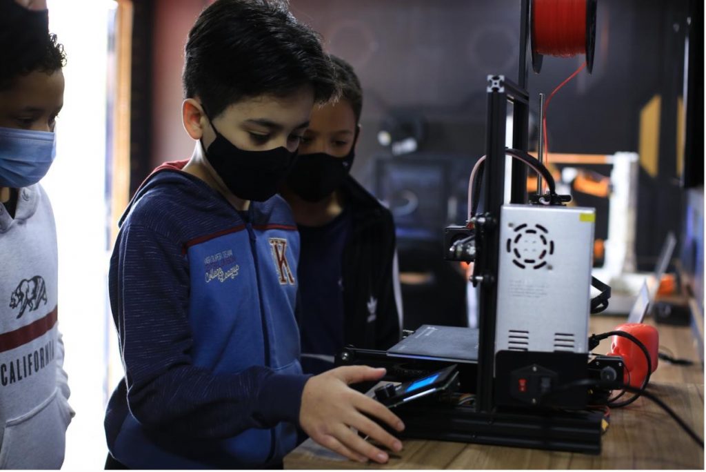 一名巴西学生使用Creality 3D打印机。