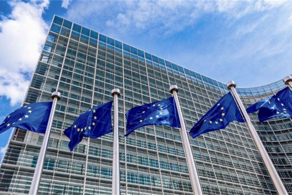 欧盟委员会外飘扬的欧盟旗帜。