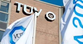 TÜV SÜD提供广泛的服务，包括培训，审核，认证，咨询服务和报告，由TUV SUD拍摄。