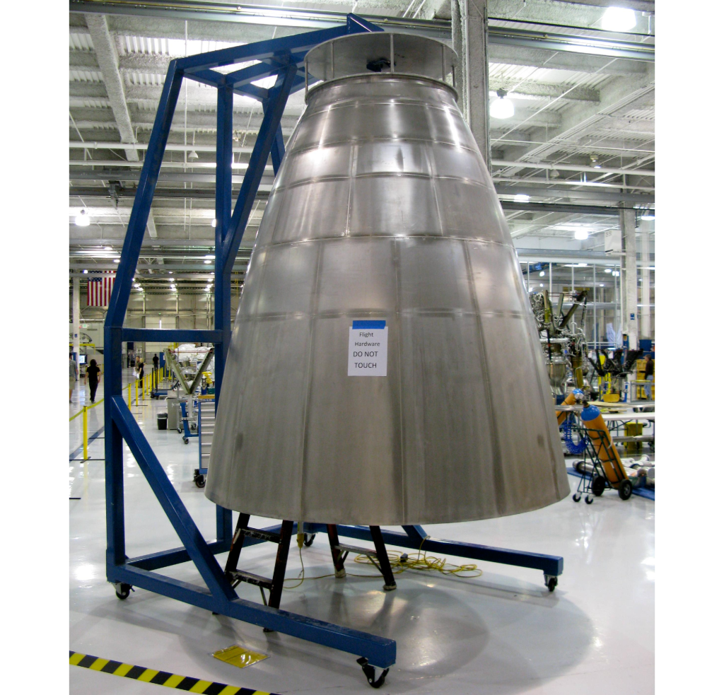 猎鹰9号的第二级喷嘴由铌合金制成。通过SpaceX的照片。