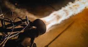 发射器在NASA的Stennis Space Center的E测试复合体中对其3D印刷发动机-2火箭发动机进行了热火试验。照片通过Launcher / John Kraus摄影。