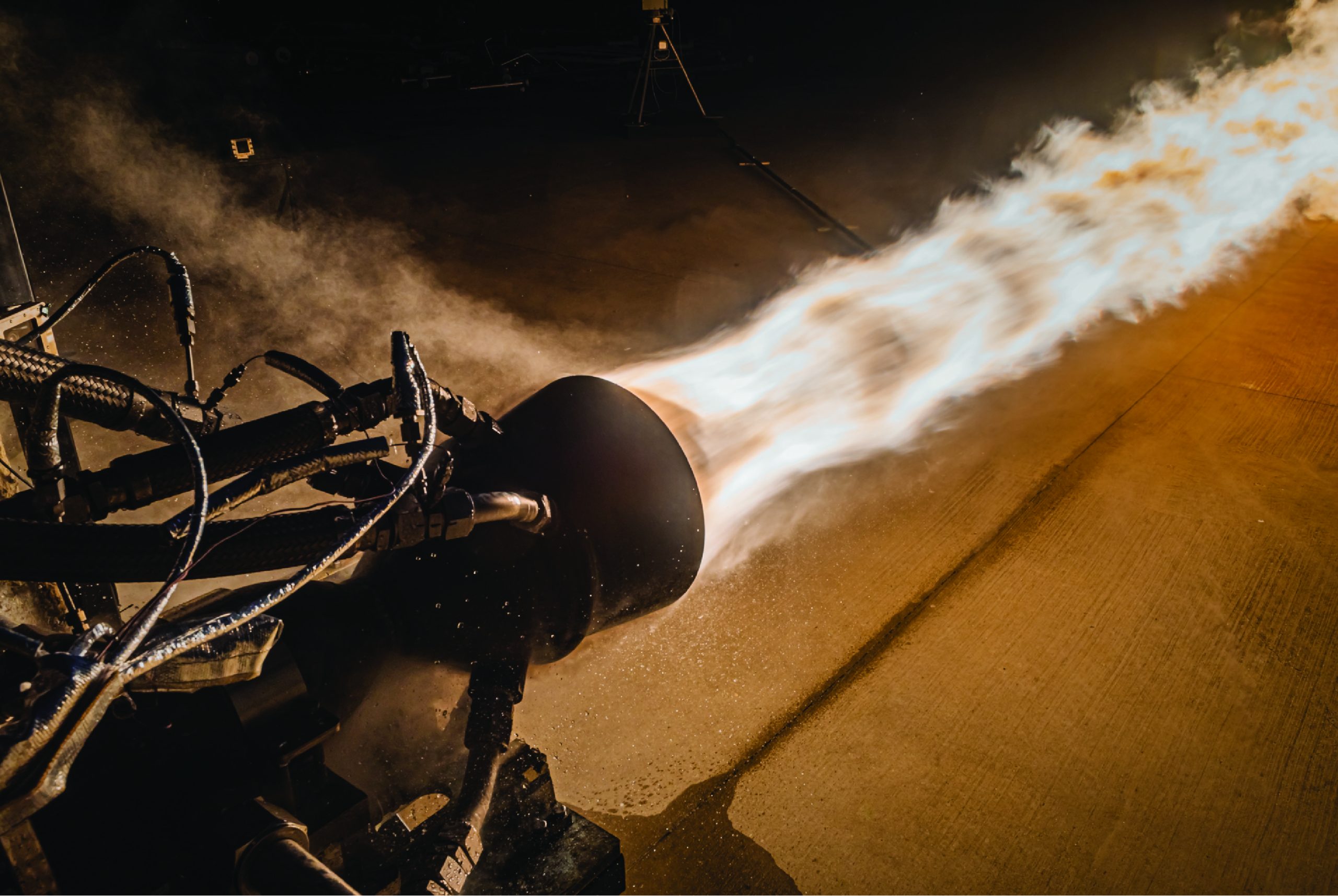 发射装置正在美国宇航局斯坦尼斯航天中心的E测试中心对其3d打印的发动机-2火箭发动机进行热燃烧测试。照片通过Launcher/John Kraus摄影。