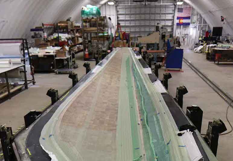 NREL的研究人员是一个13米高的热塑性叶片原型。