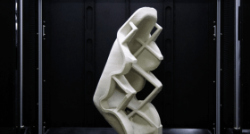 使用新型Massivit 10000 3D打印机打印的汽车斗式座椅模具3D。