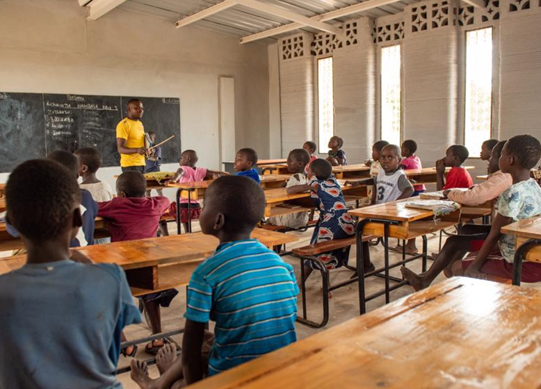 马拉维学校的孩子们在世界上第一个3D打印学校接受教育，这是由14棵树用COBOD BOD2打印机制作的。图片来源:Bennie kanyizira