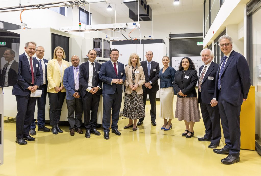 澳大利亚贸易和工业部长Hon启动了悉尼制造中心。Stuart Ayres（左六分）。