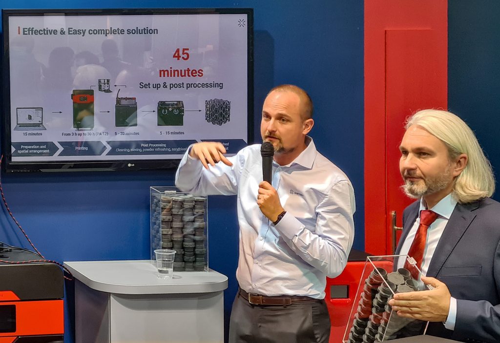 Sinterit首席执行官Maxime Polesello展示了新的Lisa X 3D打印机的好处。