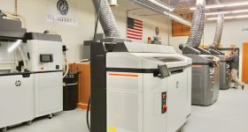 RE3DYTECH的商店地板配备了DML，FFF和MJF能力的3D打印机。