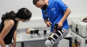 欧洲太空总署(ESA)宇航员马提亚猫rer demonstrates the Bioprint FirstAid prototype during a training session. Photo via OHB/DLR/ESA.