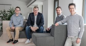 DyeMansion的创始人Felix Ewald(左)和Philipp Kramer(右二)与两位新董事会成员Peter Nietzer(左二)和Felix Reinshagen(右)。通过DyeMansion照片。