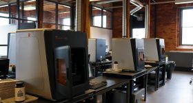 该公司新工厂的BMF 3D打印机。通过BMF的照片。