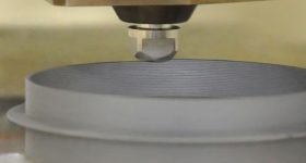 3D打印机采用独特的扁平螺丝技术，使其能够挤出颗粒。通过爱普生的照片。