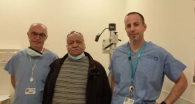 The transplant patient alongside Prof. David Zadok and Dr. Liron Berkovich. Photo via the Jerusalem Post, SZMC.