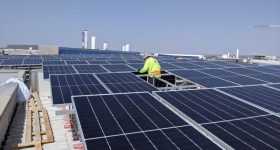 Stratasys的Kiryat Gat Manufacturing安装的新屋顶太阳能安装。通过Stratasys的照片。