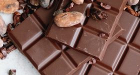 一堆巧克力和可可豆。通过Tetiana Bykovets的照片，Unsplash。