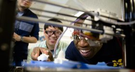 Chinedum Okwudire和他在密歇根大学实验室的学生。通过Evan Dougherty的照片。
