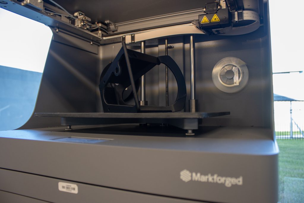 作为第一个官方隶属项目的一部分，开发了一个3D打印的方向盘原型。通过Larsen Motorsports摄影。