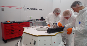 Alba Orbital的3D印刷Abapod Deployer附着在Rocket Lab的Electron Rocket的踢舞台上。通过Alba Orbital摄影。
