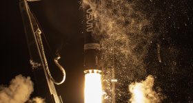 电子火箭用顶峰卫星起飞。通过Rocket Lab的照片。