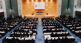 1998年的日内瓦部长级会议，在该会议上引入了禁令。通过世贸组织的照片。