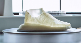 通过微生物编织工艺制造的鞋鞋面。通过Tom Mannion/Modern Synthesis的照片。
