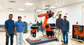 IIT Jodhpur的研究人员及其自我开发的DED Metal 3D打印机。通过IIT Jodhpur的照片。
