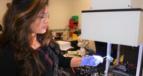 Nina Vaidya在太阳能模拟器下测量光学浓缩器的实验性能。通过Nina Vaidya的照片。