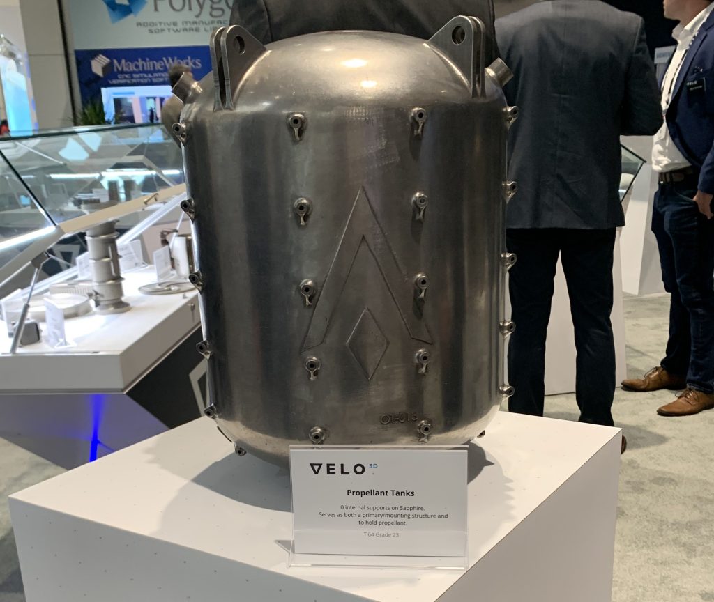 Velo3D展位的3D打印发射器储罐。Paul Hanaphy的照片。